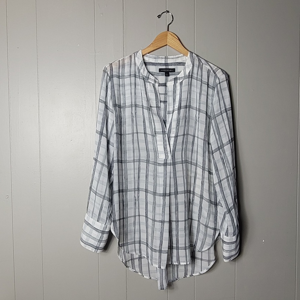 BANANA REPUBLIC WHITE BLACK PLAID SHEER PLEATED V-NECK TUNIC WOMENS SIZE LARGE